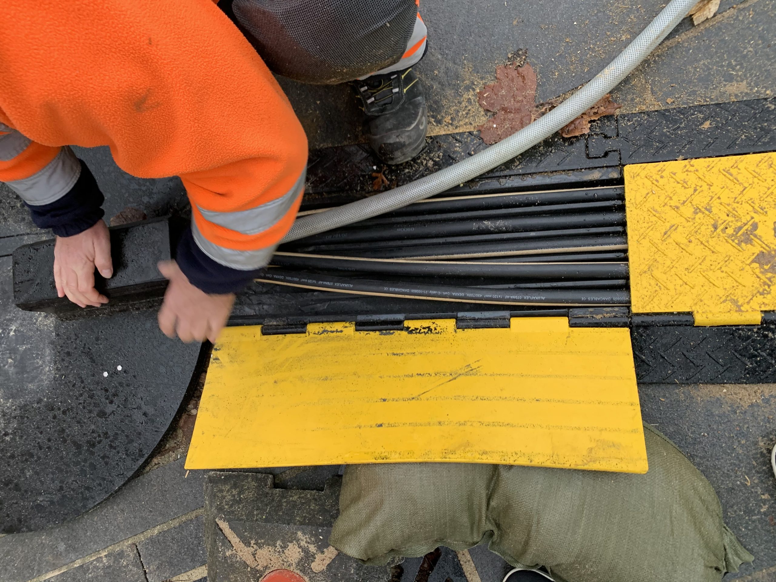 Alukaflex Connect kabler bliver afdækket af kabelmester